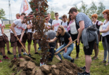 Maturanti za oproštaj posadili stablo generacije